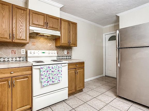 5th image of 2833 Santa Monica Dr