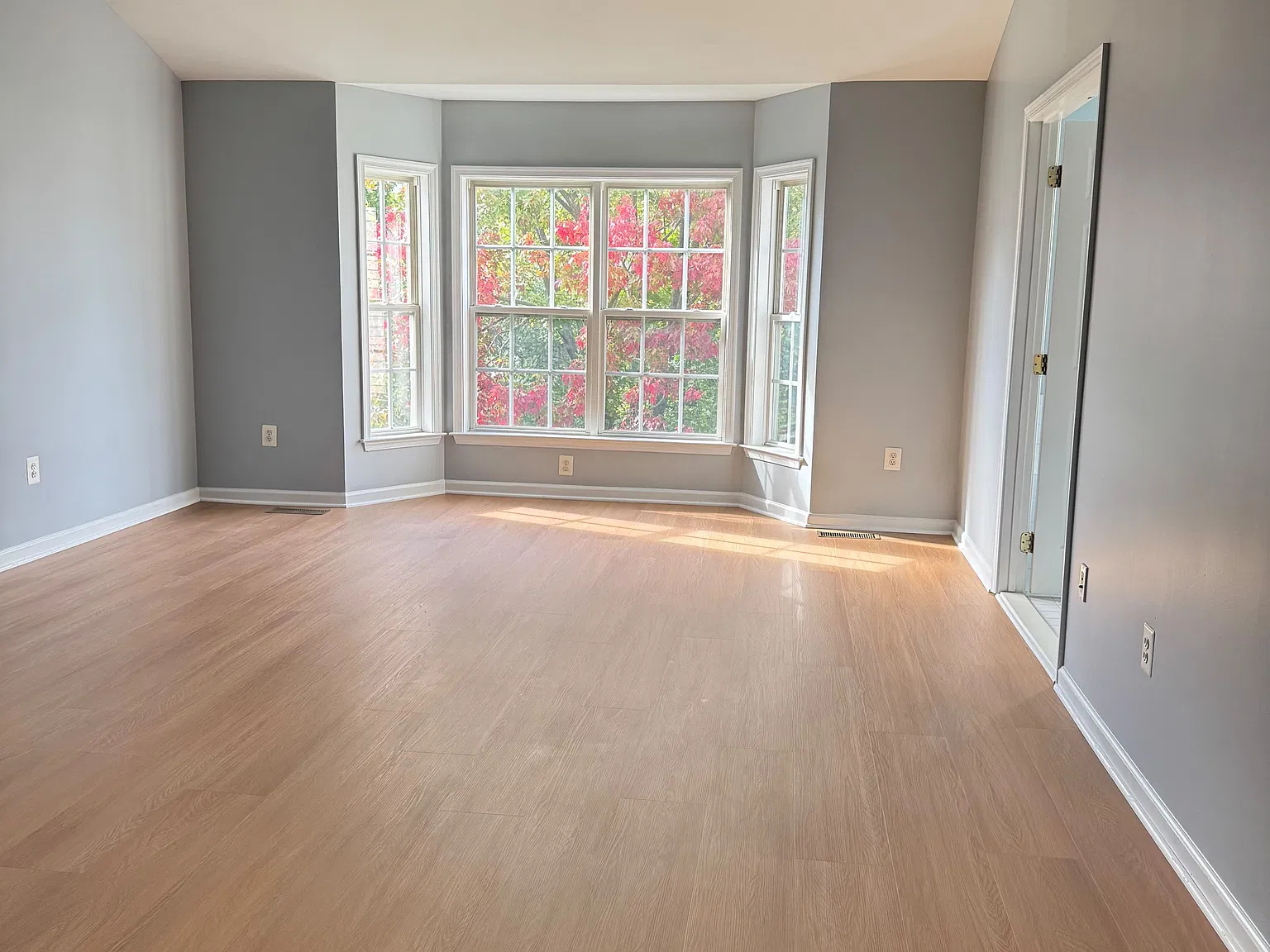 3 bed, 3.5 bath, 2760 sqft, $3,600 — Photo 2