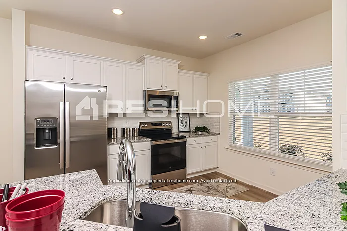 3 bed, 2.5 bath, 1601 sqft, $1,749 — Photo 4