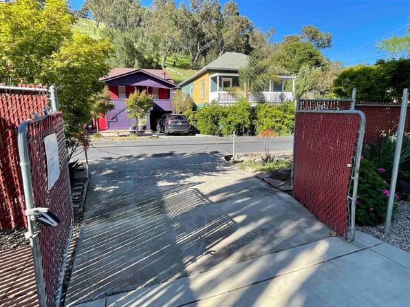 109 Canyon Lake Dr, Port Costa, CA 94569