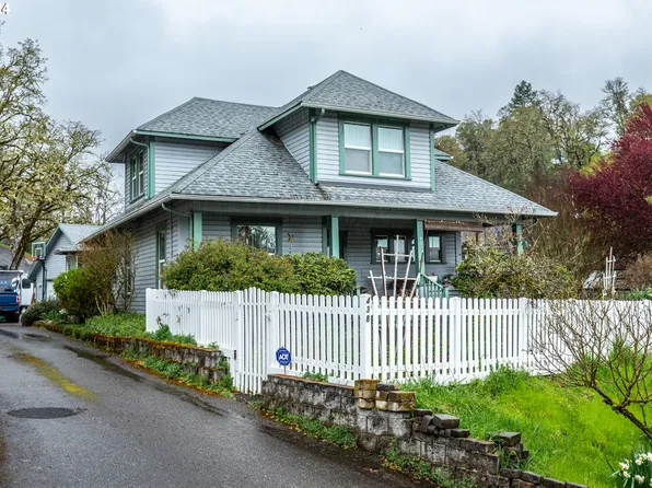 438 SE Dos Gatos Ct, Roseburg, OR 97470