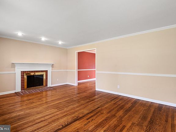5th image of 1560 Greenlawn Rd