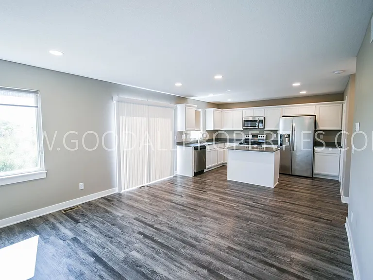 1007 Warren St — Photo 3