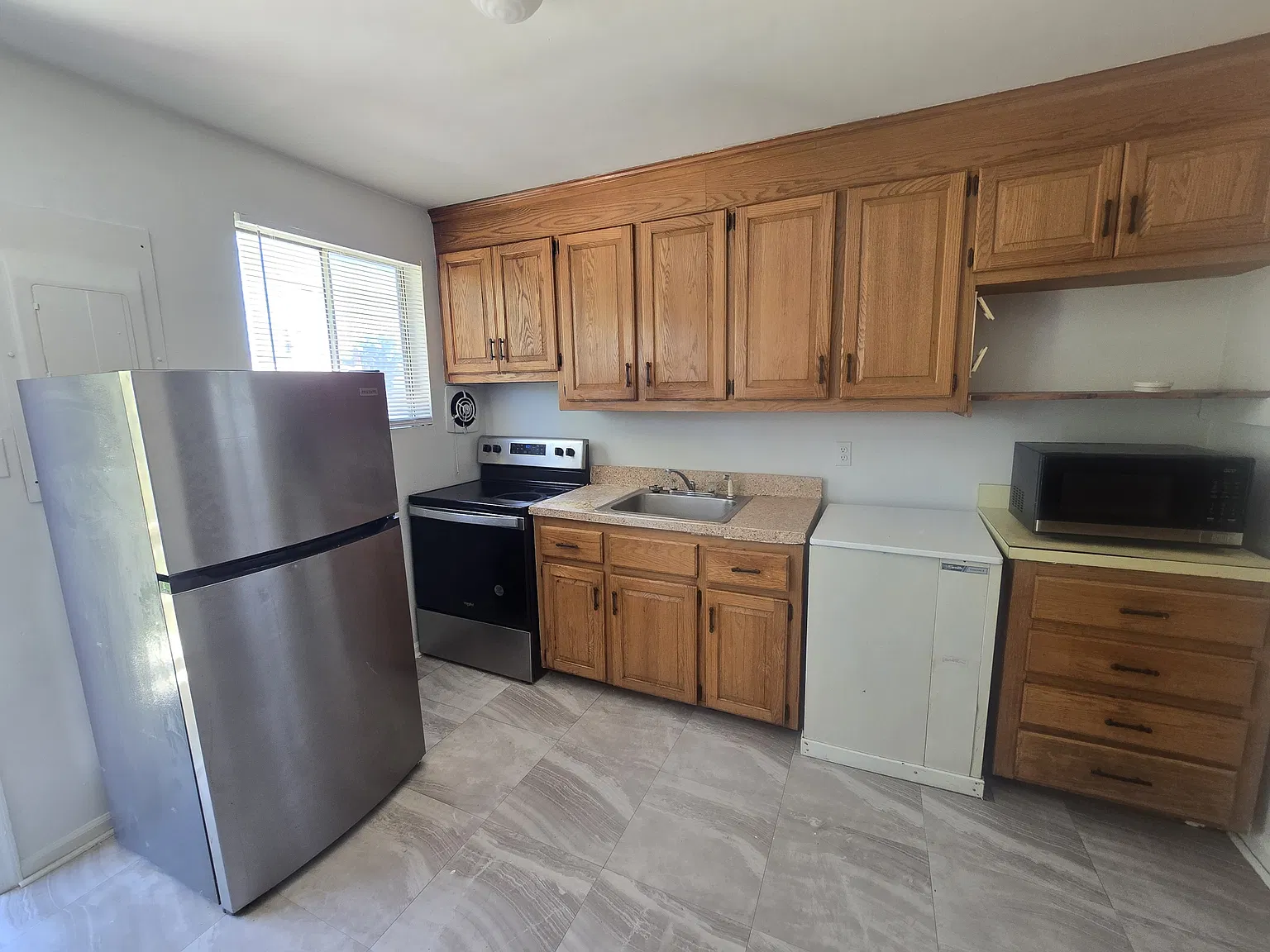 3 bed, 1000 sqft, $1,195 — Photo 2