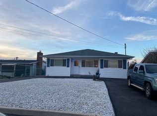 27 Roneck Ct, Shirley, NY 11967