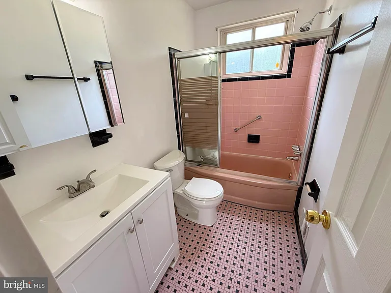 7104 Adelphi Rd — Photo 22
