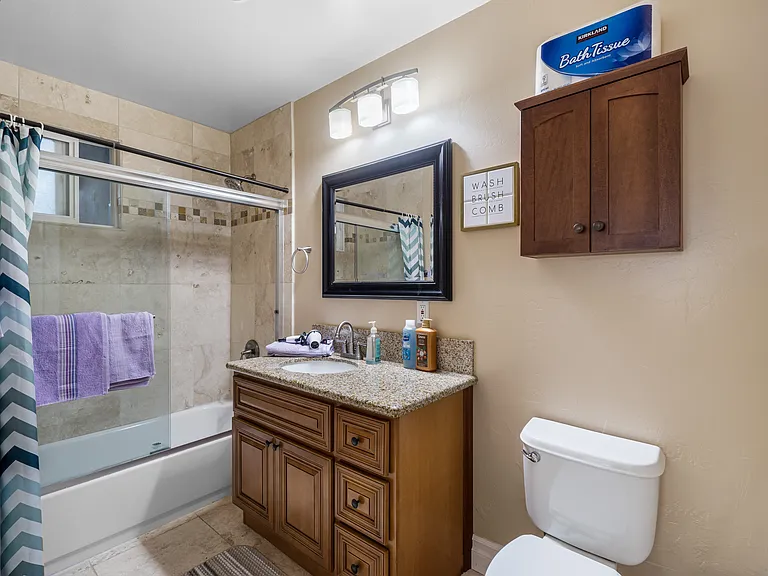 Bathroom prepared with all the essentials for a relaxing stay.
