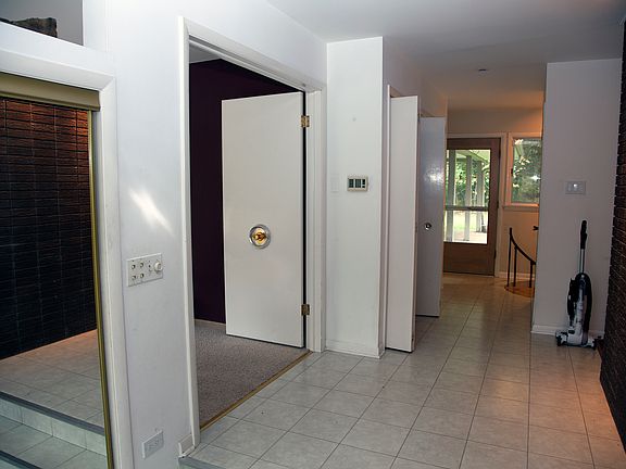 2nd image of 25 Woodland Gln