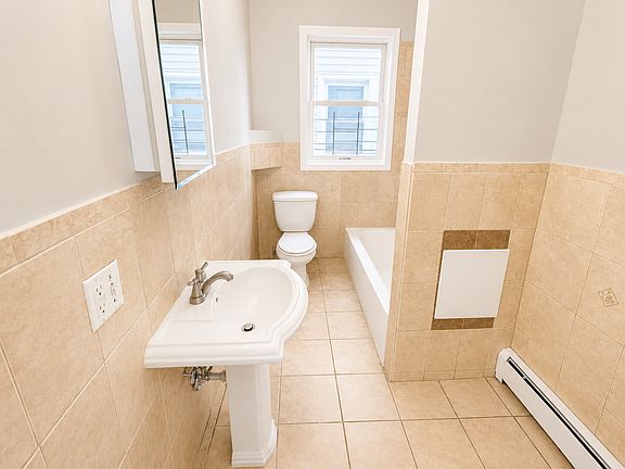 3rd image of 35 Grace St Floor 2