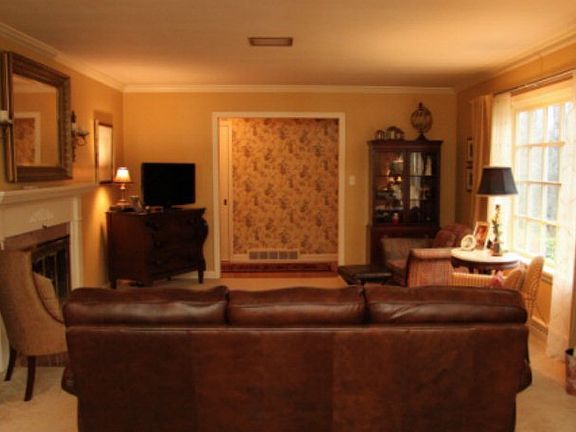 3rd image of 436 Sunset Dr