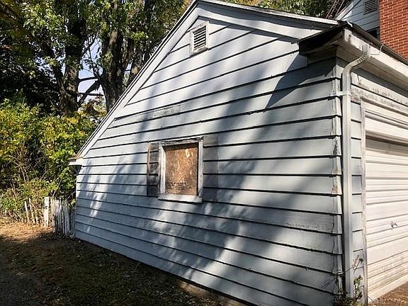 3rd image of 17 W Oak St