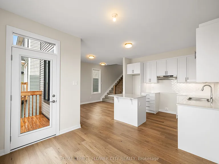 283 Les Emmerson Dr — Photo 2