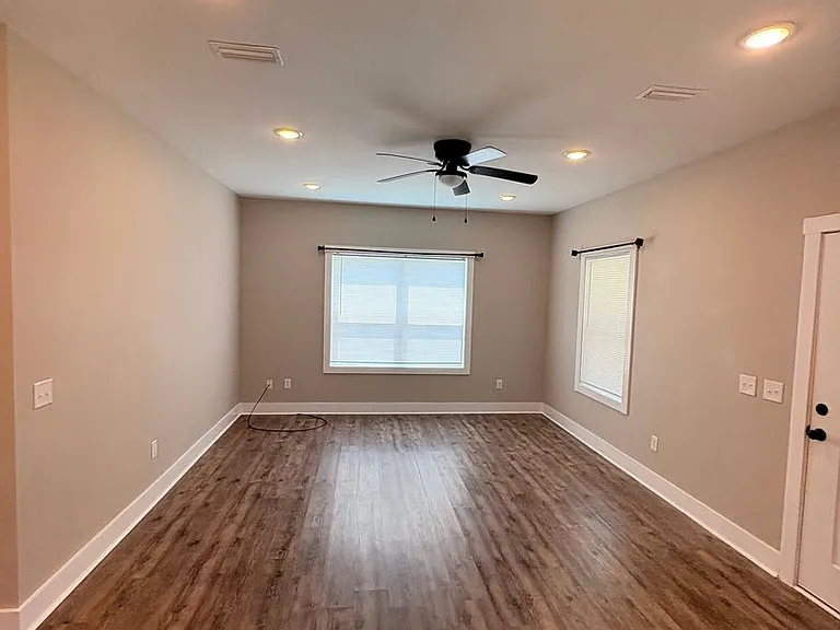 226 Loveless St — Photo 8