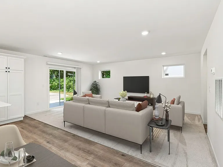 1010 Chittock Ave — Photo 3