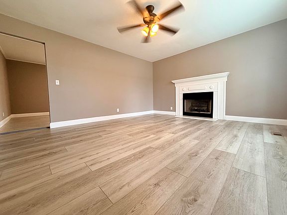 4th image of 71 Elaine Cir