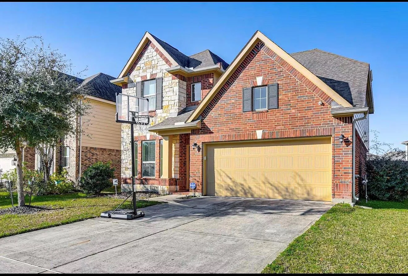 4 bed, 2.5 bath, 2023 sqft, $2,500 — Photo 1