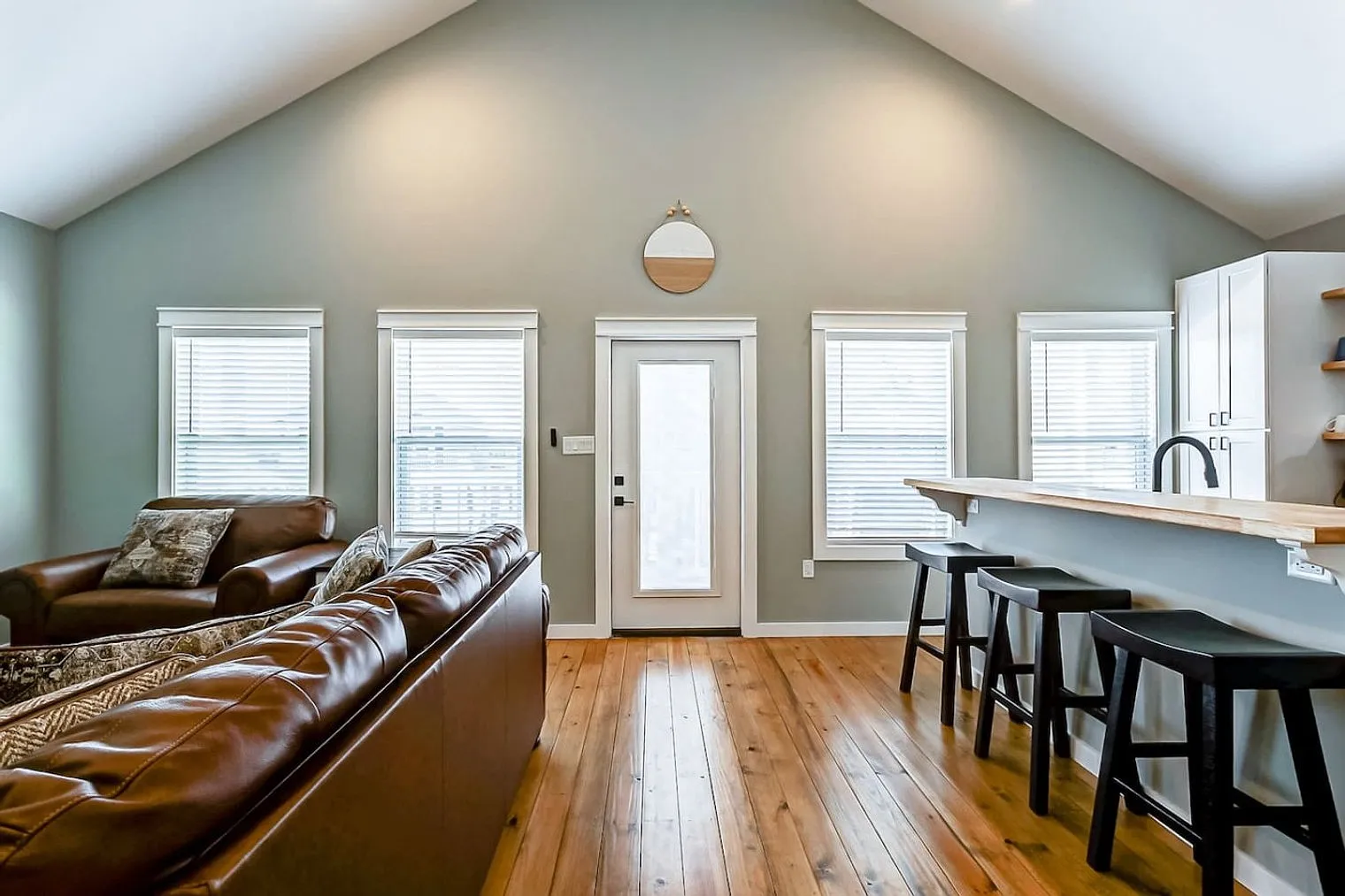 2 bed, 2.0 bath, 1097 sqft, $2,383 — Photo 2