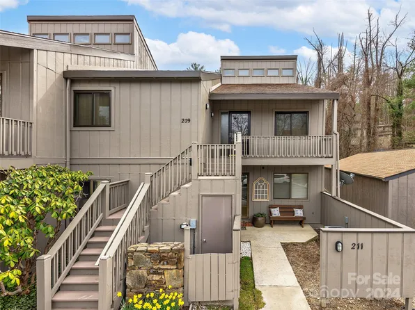 209 Juniper Ln, Hendersonville, NC 28739