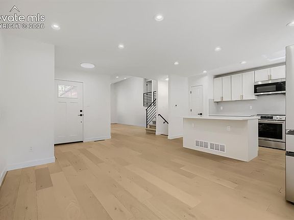 4th image of 3817 N Midsummer Ln