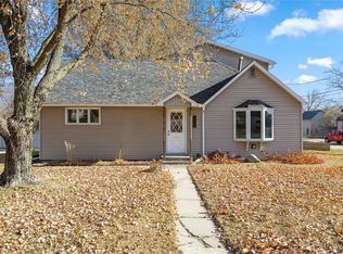 700 8th Ave NE, Independence, IA 50644