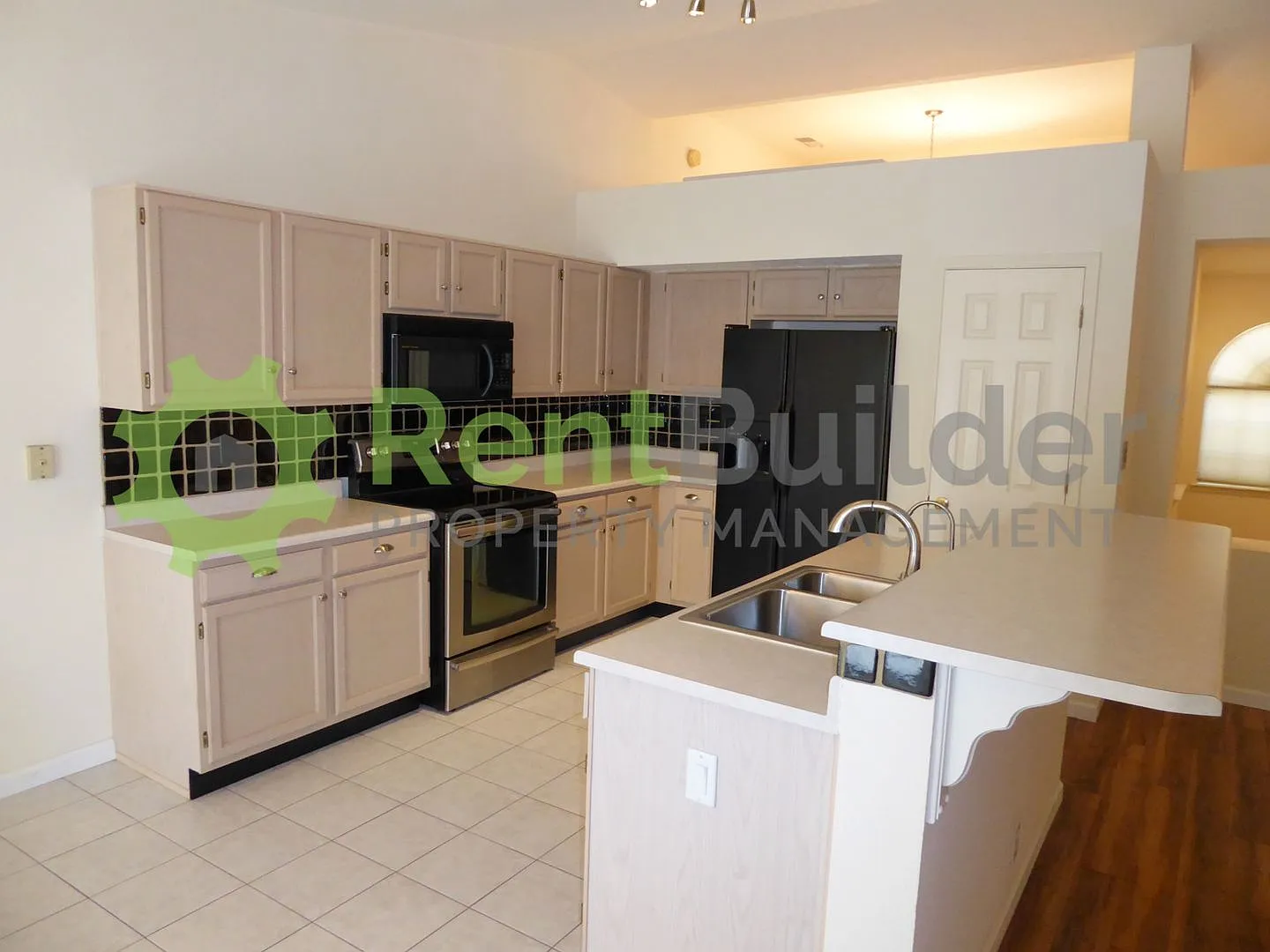 3 bed, 2.0 bath, 2400 sqft, $2,495 — Photo 4