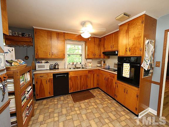 5th image of 2318 Caroline Dr