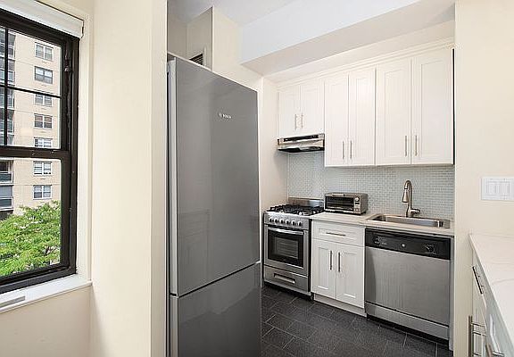 3rd image of 200 E 16th St APT 7L