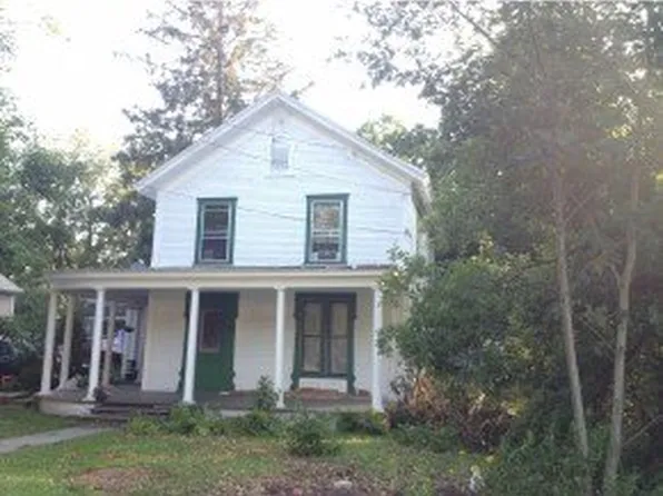 221 College St N, Poultney, VT 05764