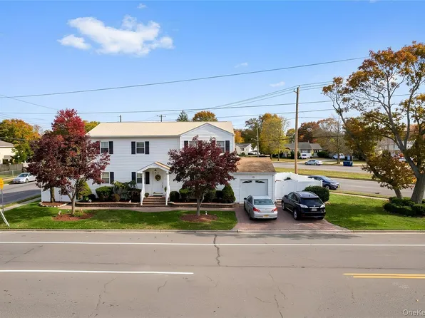 685 3rd St, West Babylon, NY 11704