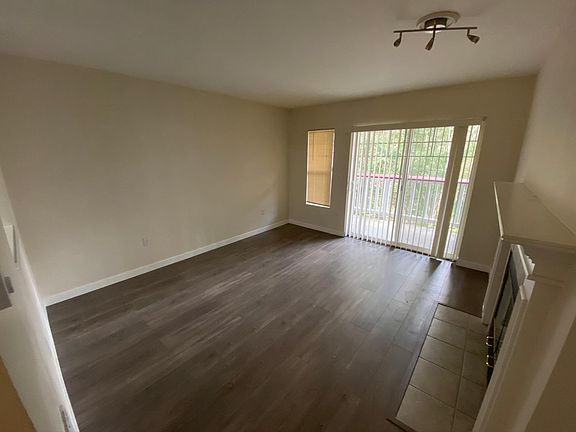 4th image of 18501 SE Newport Way Unit J242