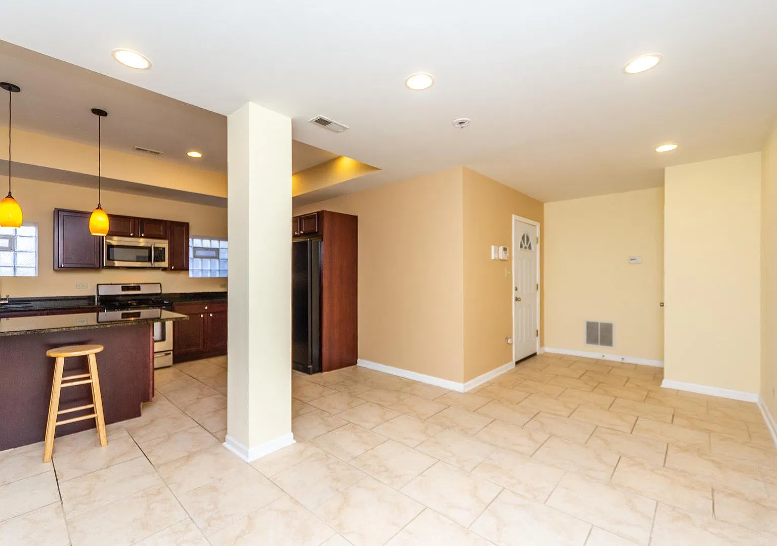 2 bed, 1000 sqft, $1,875 — Photo 3