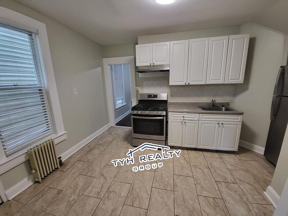 1st image of 157 N 9th St Floor 1