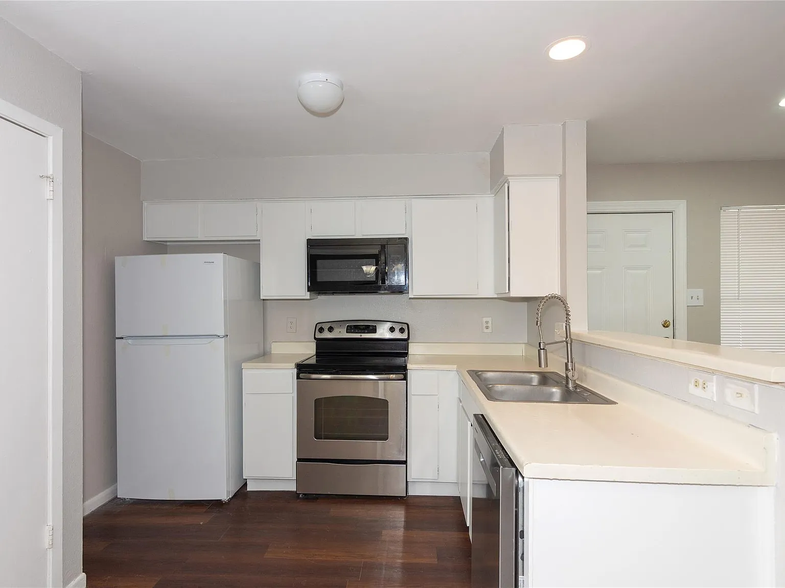 2 bed, 1.0 bath, 700 sqft, $999 — Photo 4