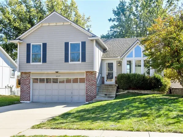 22429 W 64th St, Shawnee, KS 66226