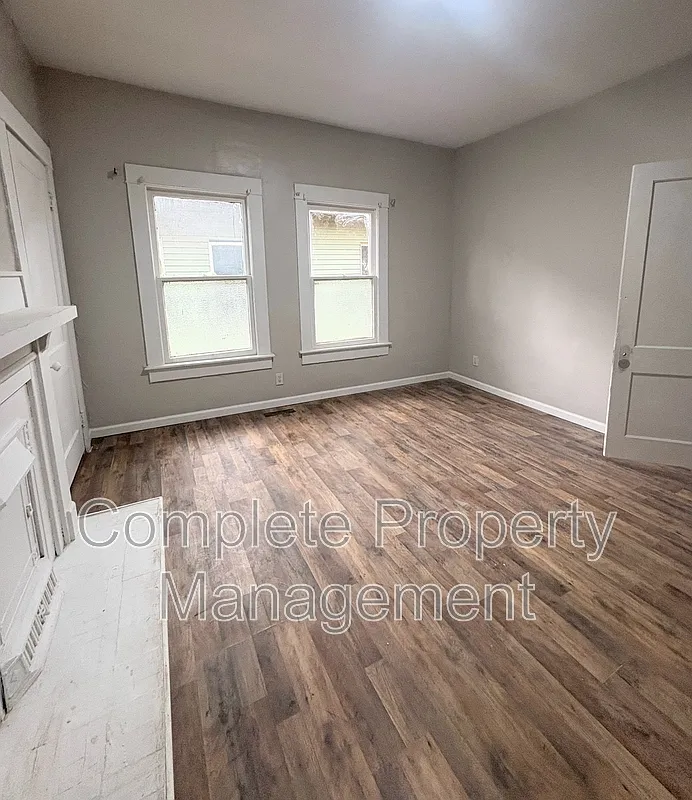 3 bed, 1.0 bath, 1271 sqft, $1,300 — Photo 4