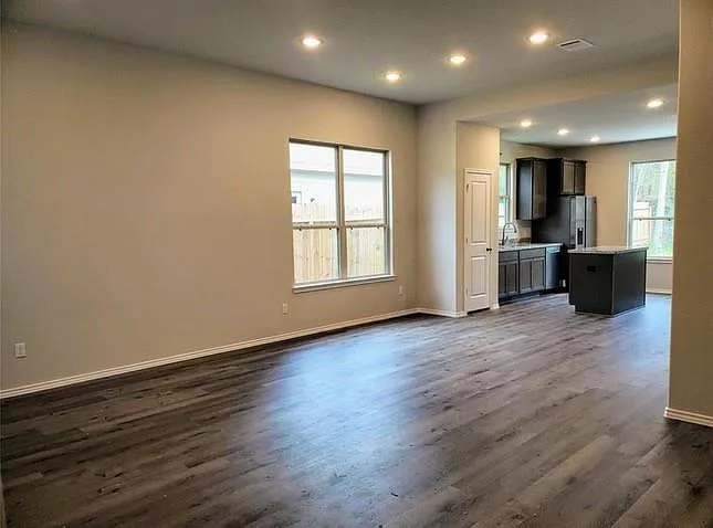 4 bed, 2.5 bath, 2016 sqft, $1,995 — Photo 4