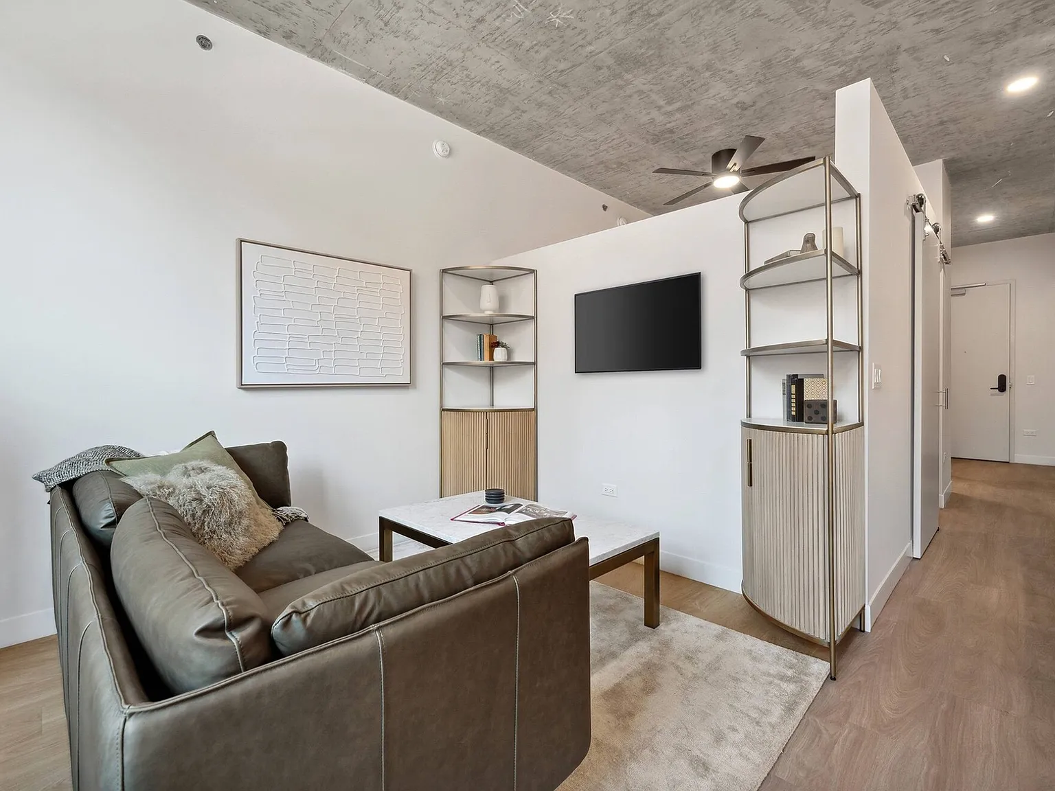 1 bed, 522 sqft, $2,808 — Photo 2