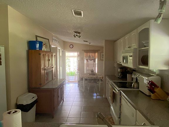 3rd image of 16 Ivanhoe Ct