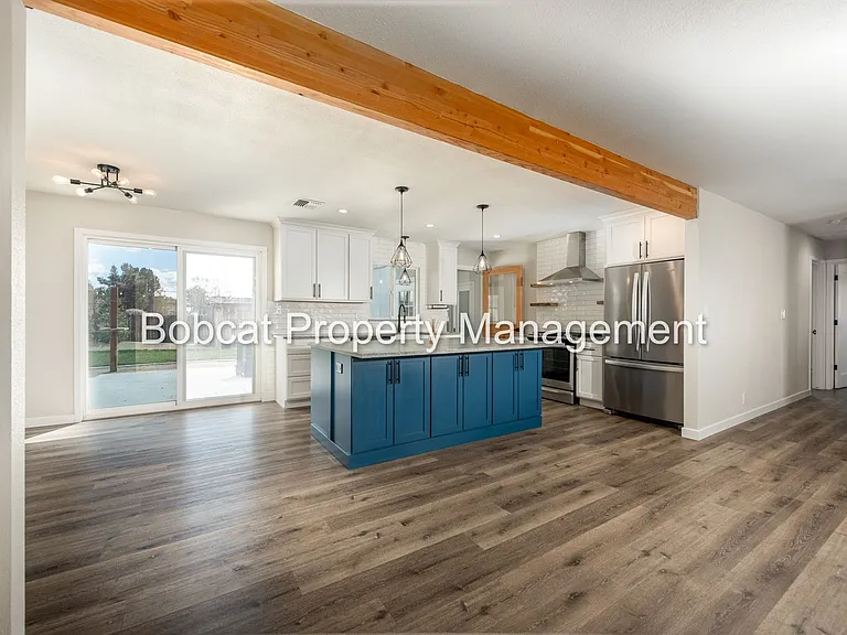 1121 Spruce St — Photo 4