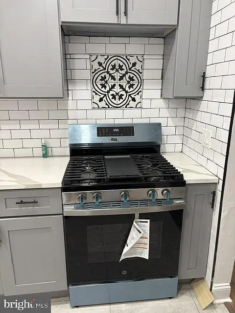 3 bed, 1.0 bath, 1100 sqft, $1,800 — Photo 2