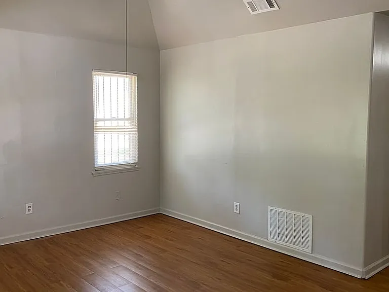 1572 Victor St — Photo 11