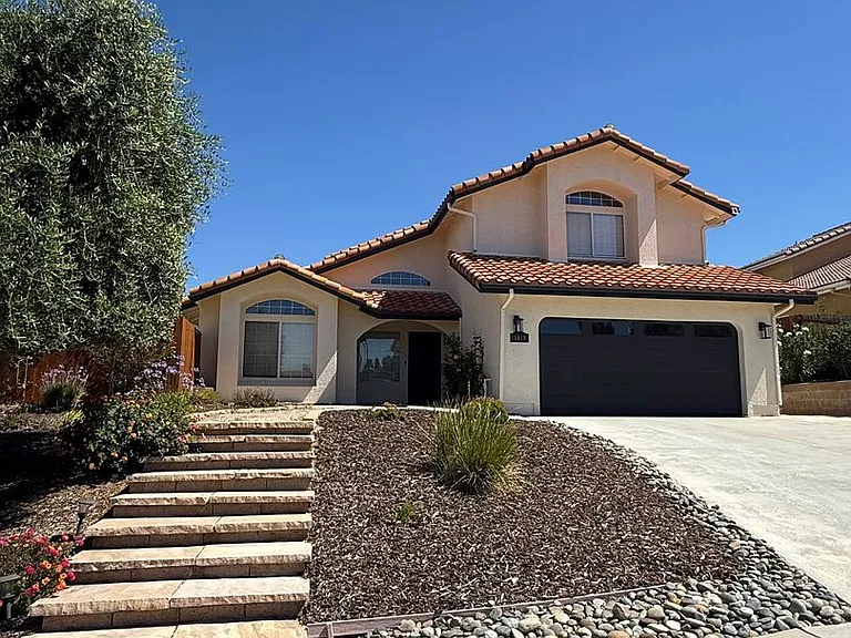 1019 Nanette Ln — Photo 1