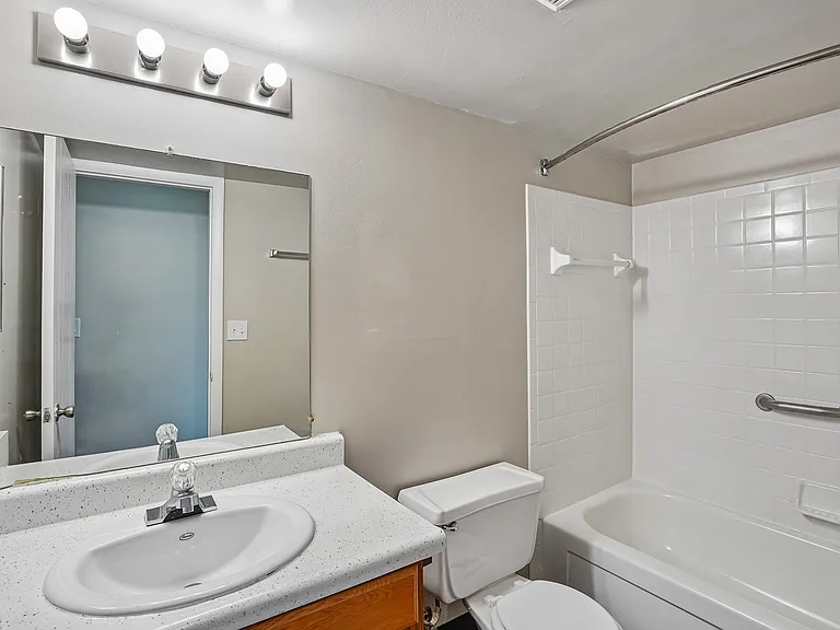 Regency Place Apartments — Photo 35