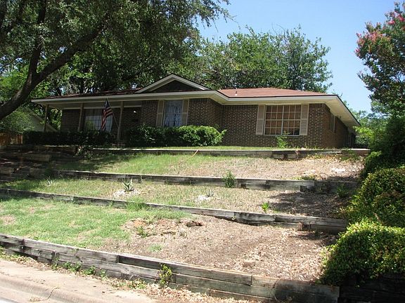 3rd image of 924 Ray Andra Dr