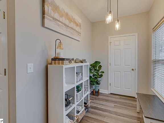 5th image of 72 Ridgestone Cir