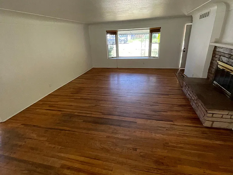 1410 S Division Ave — Photo 2