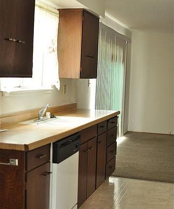 3rd image of 457 Meadowview Ct