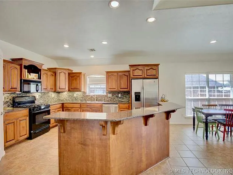 7324 E Knoxville St — Photo 3