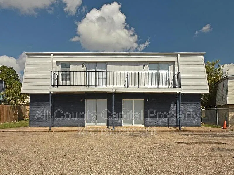2 bed, 1.0 bath, 1038 sqft, $925 — Photo 2