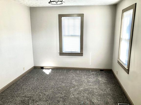 4th image of 725 Roosevelt Ave